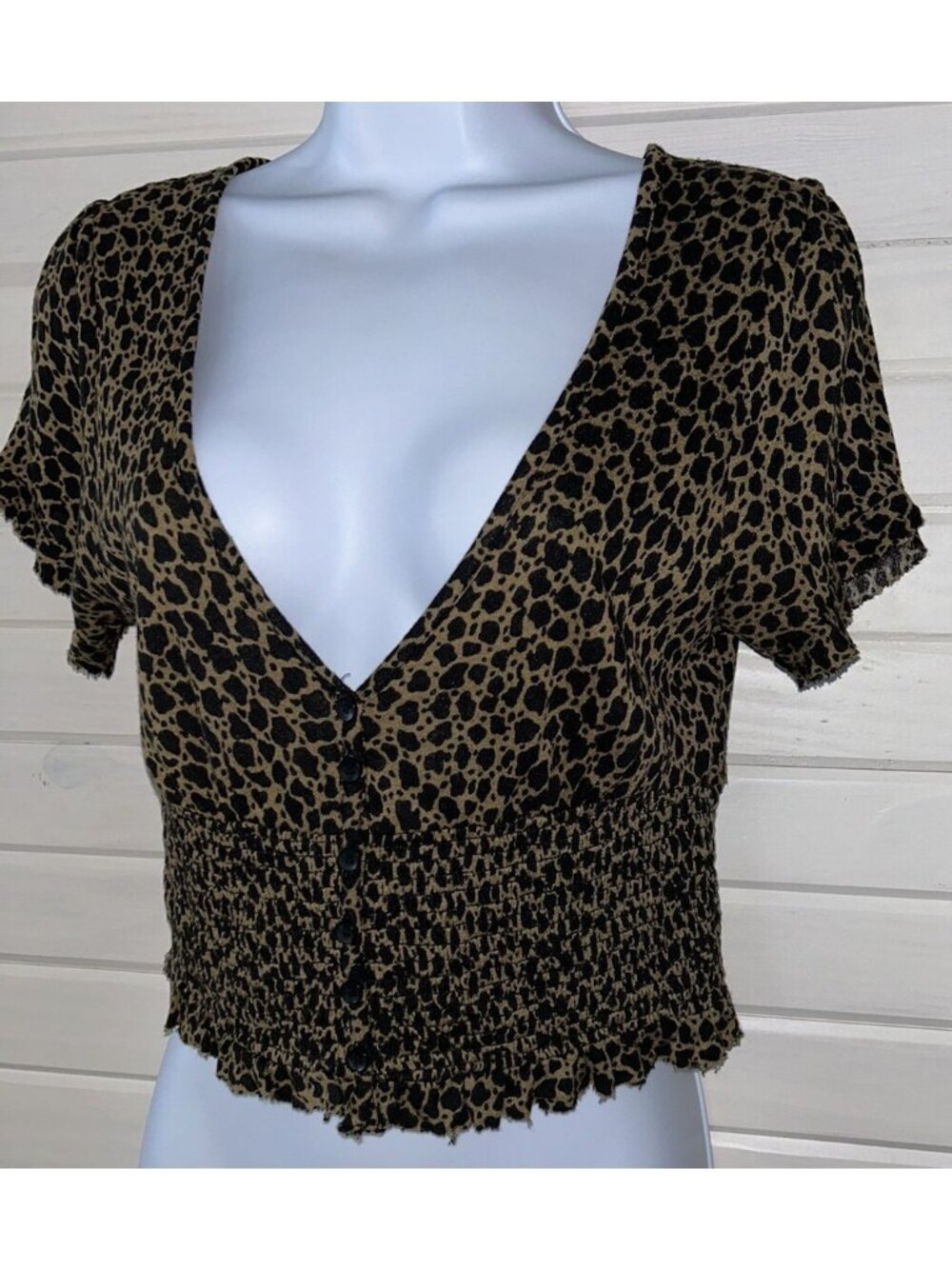 Urban Outfitters Sz MEDIUM Smocked Leopard Jersey Deep Vee Crop Top EUC